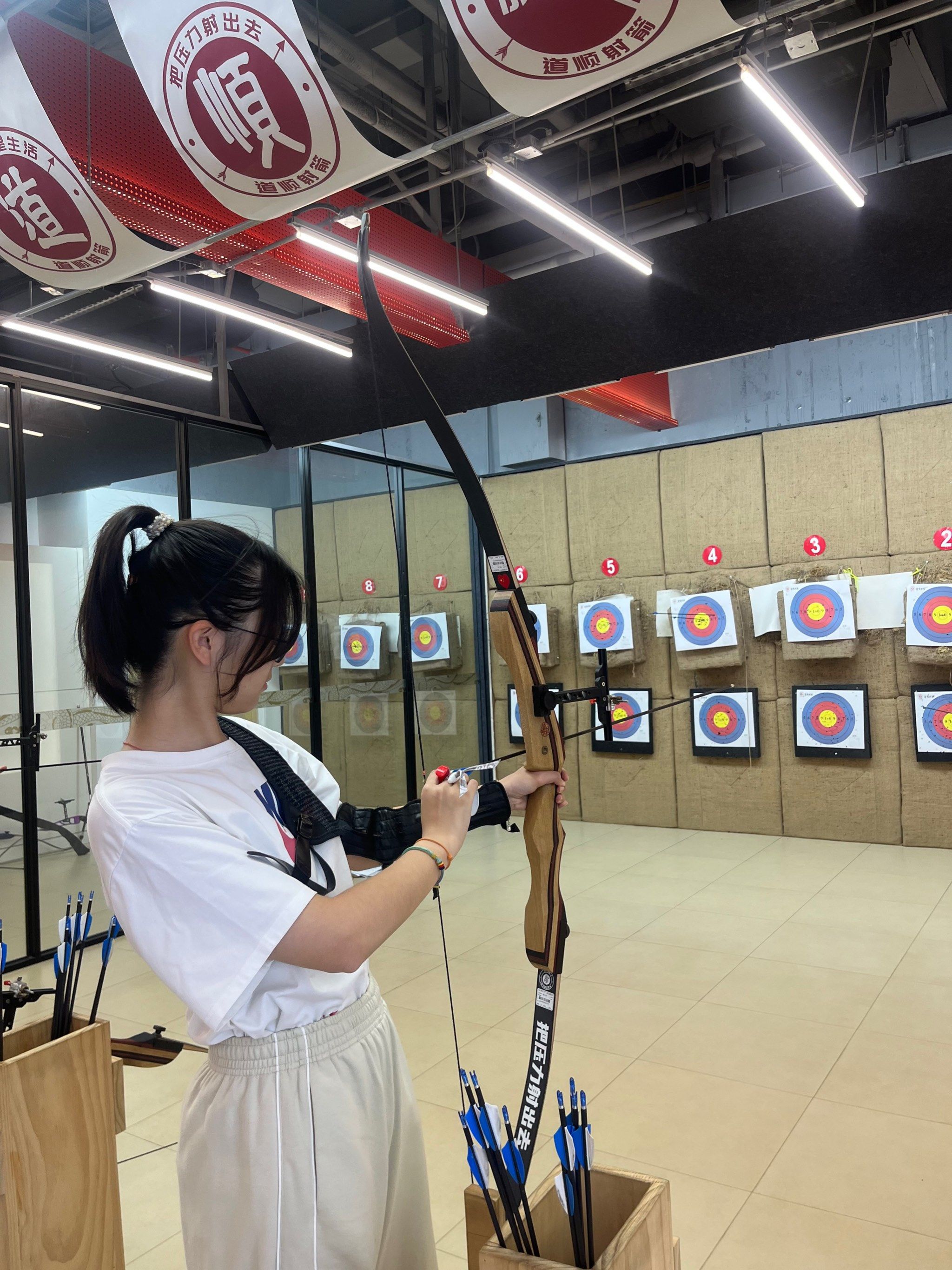 不丹选手在比赛中挑战射箭极限 不丹选手在比赛中挑战射箭极限