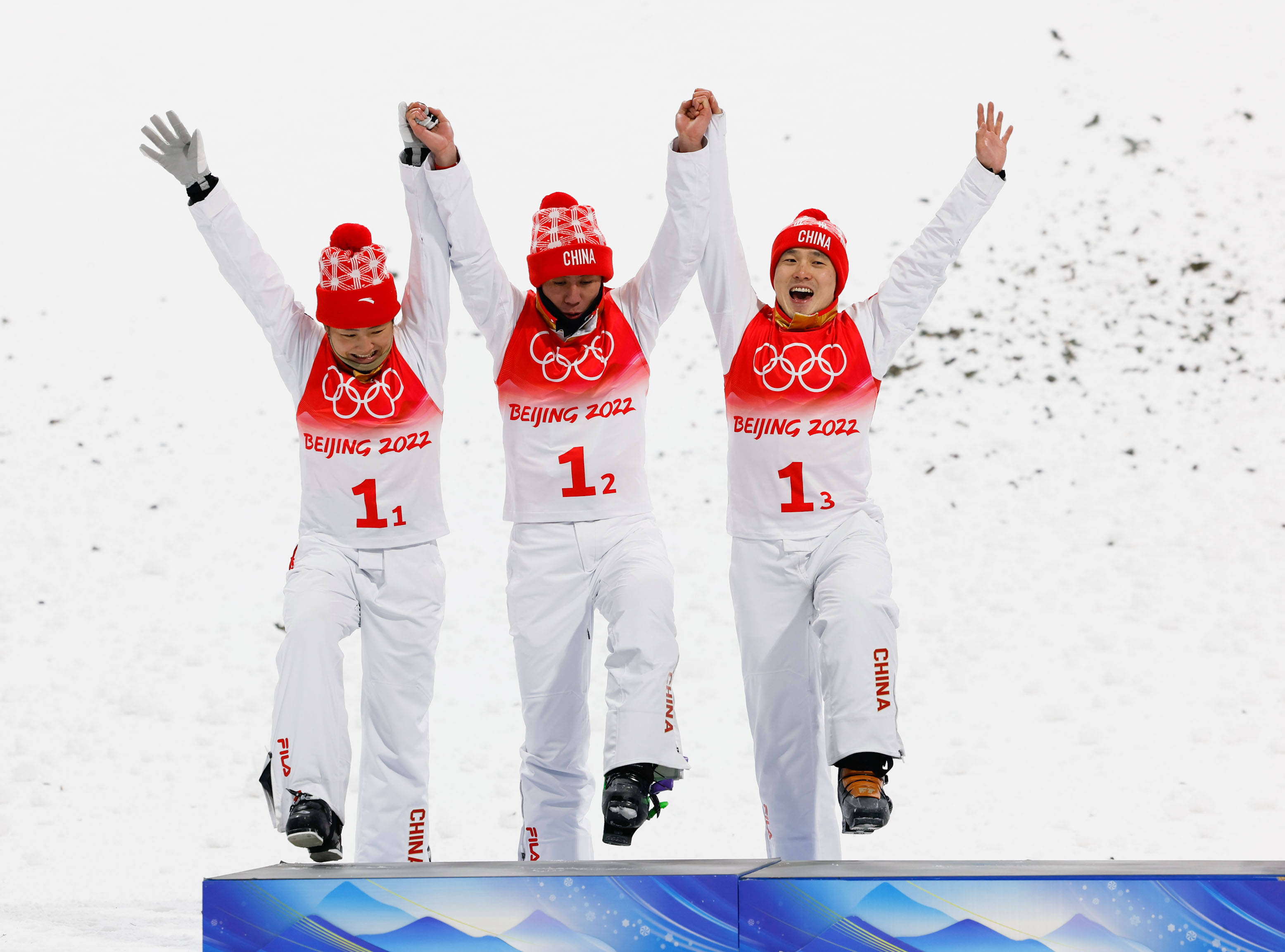 法国击剑队默契配合,连夜夺得团体亚军 法国击剑队默契配合,连夜夺得团体亚军