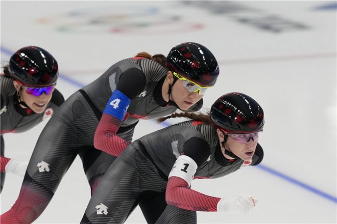 法国击剑队默契配合,连夜夺得团体亚军 法国击剑队默契配合,连夜夺得团体亚军